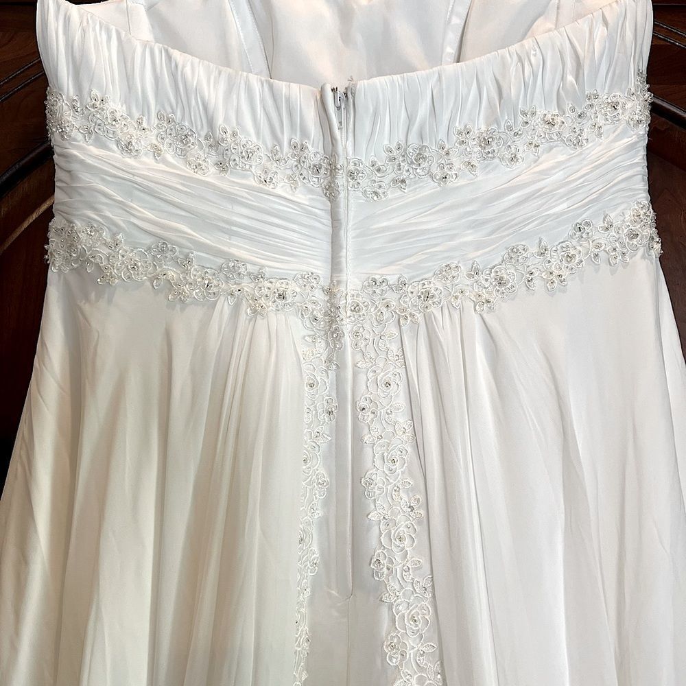 David’s Bridal Chiffon Beaded Empire Plus Size
Wedding Dress White size: 16W​​​ - Picture 12 of 14